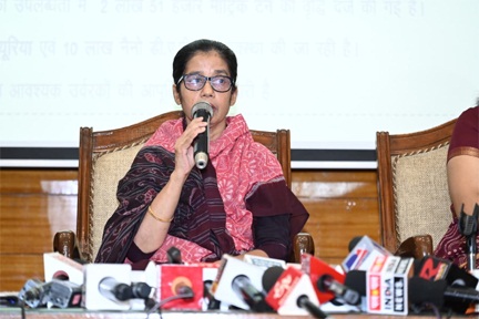 प्रमुख सचिव, कृषि विभाग, शहला निगार एवं संचालक खाद्य एवं आपूर्ति,डॉ फरिहा आलम सिद्दीकी तथा Oil Companies के अधिकारी आज स्थानीय सर्किट हाउस में पत्रकार वार्ता को सम्बोधित करते हुए