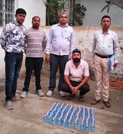 रिहायशी मकान से महाराष्ट्र निर्मित ‘संत्री’ शराब बरामद रिहायशी मकान से महाराष्ट्र निर्मित ‘संत्री’ शराब बरामद