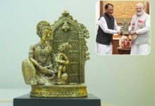 प्रभु श्रीराम के आदर्शों से प्रेरित छत्तीसगढ़ : मुख्यमंत्री साय ने प्रधानमंत्री नरेंद्र मोदी को बेल मेटल निर्मित ‘माता कौशल्या के राम’ कलाकृति की भेंट