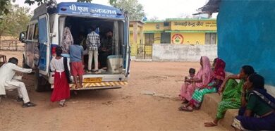 वनांचलों की ‘संजीवनी’ बनी मोबाइल मेडिकल यूनिट: साढ़े तीन माह में 2000 से अधिक ग्रामीणों का हुआ निःशुल्क उपचार