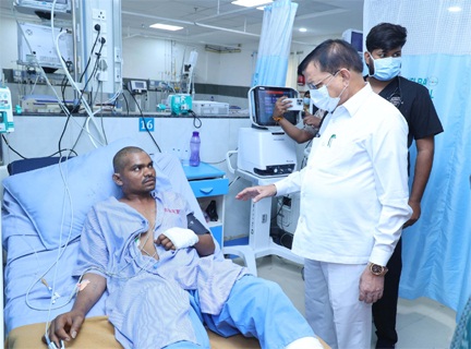 सिंघीतराई प्लांट हादसा: कैबिनेट मंत्री लखन देवांगन ने घायलों का जाना हालचाल, बेहतर उपचार के दिए निर्देश