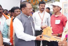 सिलगेर के माड़वी कोसा ने अपने हाथों से बनाया अपना घर, मुख्यमंत्री ने सौंपी खुशियों की चाबी