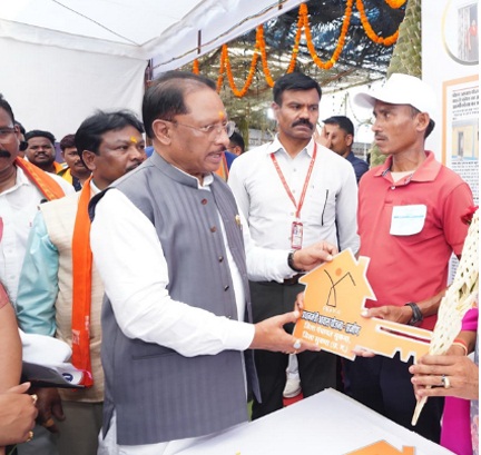 सिलगेर के माड़वी कोसा ने अपने हाथों से बनाया अपना घर, मुख्यमंत्री ने सौंपी खुशियों की चाबी