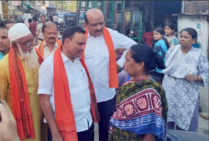 भाजपा स्थापना दिवस पर मौदहापारा में गांव चलो बस्ती चलो अभियान के तहत सरकार की विभिन्न योजना के संबंध में लाभार्थियों से घर-घर जाकर किया नेताओ ने सम्पर्क