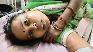 मोबाइल विवाद भड़का, बेटे ने माता-पिता पर किया हमला, पड़ोसियों ने रस्सी से बांधकर हिरासत में लिया