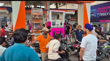 रायपुर में फ्यूल ब्लास्ट: पेट्रोल-डीजल की कीमतें आसमान छूने लगीं रायपुर में फ्यूल ब्लास्ट: पेट्रोल-डीजल की कीमतें आसमान छूने लगीं