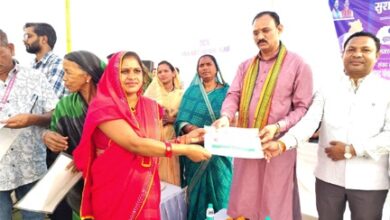 मझौली शिविर में सविता को मौके पर मिला आयुष्मान कार्ड, ग्रामीणों की समस्याओं का हुआ त्वरित निराकरण मझौली शिविर में सविता को मौके पर मिला आयुष्मान कार्ड, ग्रामीणों की समस्याओं का हुआ त्वरित निराकरण