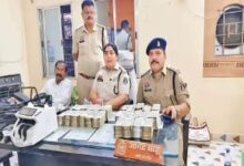 पुलिस की बड़ी सफलता, कार में छिपाकर ले जाए जा रहे 65 लाख रुपए पकड़े गए