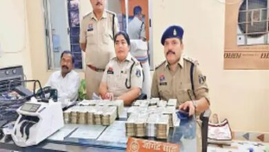 पुलिस की बड़ी सफलता, कार में छिपाकर ले जाए जा रहे 65 लाख रुपए पकड़े गए