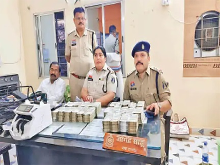 पुलिस की बड़ी सफलता, कार में छिपाकर ले जाए जा रहे 65 लाख रुपए पकड़े गए