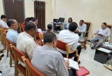 बस्तर में सड़कों और पुलों के काम में आएगी तेजी, लोक निर्माण विभाग के सचिव ने अधिकारियों व ठेकेदारों की ली बैठक