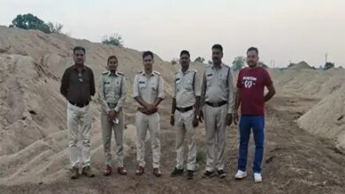 रायपुर में अवैध रेत खनन पर बड़ी कार्रवाई, कई वाहन जब्त रायपुर में अवैध रेत खनन पर बड़ी कार्रवाई, कई वाहन जब्त