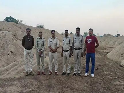 रायपुर में अवैध रेत खनन पर बड़ी कार्रवाई, कई वाहन जब्त