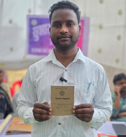 किसान को शिविर में मिली ऋण पुस्तिका, खेती और किसान पंजीयन का रास्ता हुआ आसान