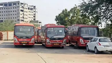 फटी सीटें और बिना फर्स्ट एड बॉक्स की बस, जांच में खुली लापरवाही फटी सीटें और बिना फर्स्ट एड बॉक्स की बस, जांच में खुली लापरवाही