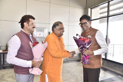 वित्तमंत्री ओपी चौधरी का किया गया आत्मीय स्वागत वित्तमंत्री ओपी चौधरी का किया गया आत्मीय स्वागत