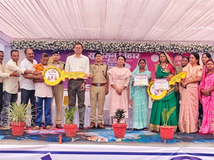 ’सुशासन तिहार में उर्मिला को मिला आवास का उपहार’ ’सुशासन तिहार में उर्मिला को मिला आवास का उपहार’