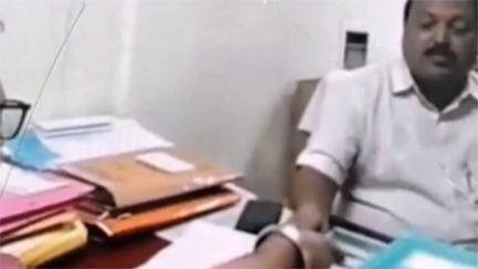 रायपुर में रिश्वत लेते वीडियो वायरल होने के बाद बिजली कंपनी के ईई निलंबित रायपुर में रिश्वत लेते वीडियो वायरल होने के बाद बिजली कंपनी के ईई निलंबित