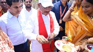 एक ग्रामीण का न्योता, मुख्यमंत्री का अपनापन – प्रधानमंत्री आवास से साकार हुआ सपना, मुख्यमंत्री ने कराया गृह प्रवेश
