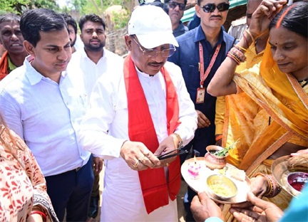 एक ग्रामीण का न्योता, मुख्यमंत्री का अपनापन – प्रधानमंत्री आवास से साकार हुआ सपना, मुख्यमंत्री ने कराया गृह प्रवेश