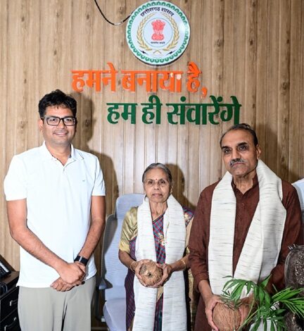 बस्तर में चिकित्सा की अलख जगाने वाले पद्मश्री डॉ. गोडबोले दंपति का वित्त मंत्री ओपी चौधरी ने किया आत्मीय अभिनंदन बस्तर में चिकित्सा की अलख जगाने वाले पद्मश्री डॉ. गोडबोले दंपति का वित्त मंत्री ओपी चौधरी ने किया आत्मीय अभिनंदन