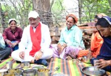 निर्माणाधीन पंचायत भवन के निरीक्षण के दौरान मुख्यमंत्री को श्रमिकों ने दिया भोजन का न्यौता : साथ बैठकर खाया बोरे बासी और आमा चटनी