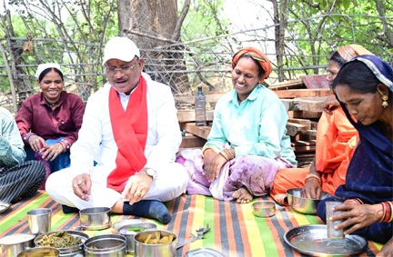 निर्माणाधीन पंचायत भवन के निरीक्षण के दौरान मुख्यमंत्री को श्रमिकों ने दिया भोजन का न्यौता : साथ बैठकर खाया बोरे बासी और आमा चटनी