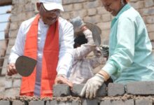 निर्माण स्थल पर मुख्यमंत्री का श्रमदान : श्रमिक बहनों के साथ की ईंट जोड़ाई
