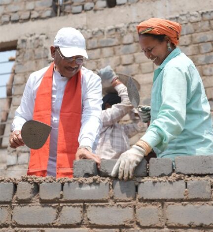 निर्माण स्थल पर मुख्यमंत्री का श्रमदान : श्रमिक बहनों के साथ की ईंट जोड़ाई