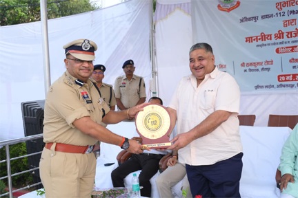 मंत्री राजेश अग्रवाल ने अंबिकापुर पुलिस ग्राउंड में अत्याधुनिक ‘नेक्स्ट जेन सीजी डायल-112 सेवा’ और मोबाइल फॉरेंसिक वैन का किया शुभारंभ मंत्री राजेश अग्रवाल ने अंबिकापुर पुलिस ग्राउंड में अत्याधुनिक ‘नेक्स्ट जेन सीजी डायल-112 सेवा’ और मोबाइल फॉरेंसिक वैन का किया शुभारंभ