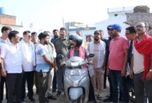 स्कूटी पर निकले उप मुख्यमंत्री अरुण साव, नगर भ्रमण कर विकास कार्यों का लिया जायजा