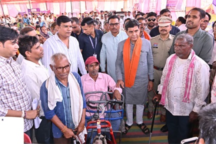आकाशीय बिजली के हादसे के बाद टूटी उम्मीद, समाधान शिविर ने फिर जगाया जीवन का विश्वास आकाशीय बिजली के हादसे के बाद टूटी उम्मीद, समाधान शिविर ने फिर जगाया जीवन का विश्वास