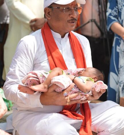 एक माह के नवजात का मुख्यमंत्री ने किया नामकरण, “रविशंकर” नाम से गूंजा गांव का आंगन