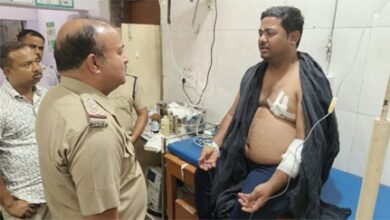 मुरैना हिंसा: विवाद बढ़ा, फायरिंग में पुलिसकर्मी के दो बेटे गंभीर रूप से घायल मुरैना हिंसा: विवाद बढ़ा, फायरिंग में पुलिसकर्मी के दो बेटे गंभीर रूप से घायल