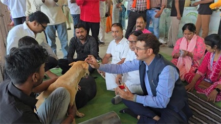 जगदलपुर में पशु कल्याण का अनूठा दृश्य, कुत्तों के स्वागत के साथ सेंटर उद्घाटन