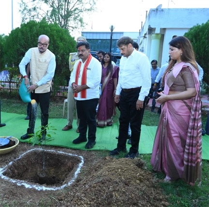 राज्यपाल रमेन डेका ने किया पौधरोपण, कवर्धा कलेक्ट्रेट परिसर में रोपा आम का पौधा, पर्यावरण संरक्षण का दिया संदेश