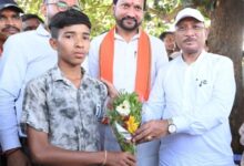सुशासन तिहार : मुख्यमंत्री विष्णु देव साय ने मेधावी छात्र गिरवर पटेल को किया सम्मानित