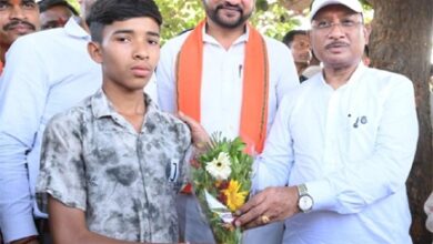 सुशासन तिहार : मुख्यमंत्री विष्णु देव साय ने मेधावी छात्र गिरवर पटेल को किया सम्मानित