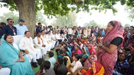 ’तेंदूपत्ता संग्राहकों के बीच पहुंचे मुख्यमंत्री, महुआ पेड़ के नीचे लगाई चौपाल’ ’तेंदूपत्ता संग्राहकों के बीच पहुंचे मुख्यमंत्री, महुआ पेड़ के नीचे लगाई चौपाल’