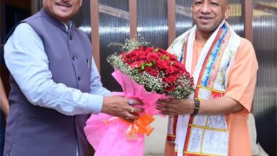 मुख्यमंत्री ने उत्तर प्रदेश के मुख्यमंत्री योगी आदित्यनाथ का किया आत्मीय स्वागत मुख्यमंत्री ने उत्तर प्रदेश के मुख्यमंत्री योगी आदित्यनाथ का किया आत्मीय स्वागत