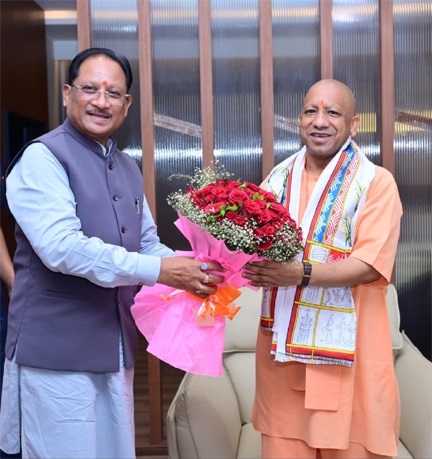 मुख्यमंत्री ने उत्तर प्रदेश के मुख्यमंत्री योगी आदित्यनाथ का किया आत्मीय स्वागत मुख्यमंत्री ने उत्तर प्रदेश के मुख्यमंत्री योगी आदित्यनाथ का किया आत्मीय स्वागत