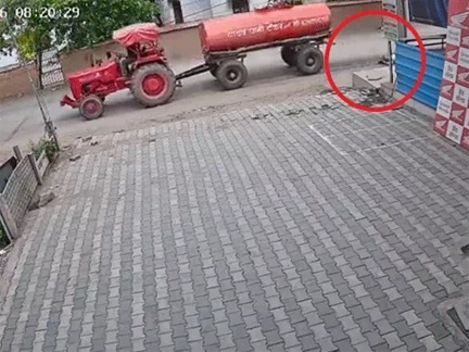 रायपुर हादसा: टैंकर के पहिए नीचे आया बच्चा, लोगों के सामने हुई दर्दनाक मौत रायपुर हादसा: टैंकर के पहिए नीचे आया बच्चा, लोगों के सामने हुई दर्दनाक मौत