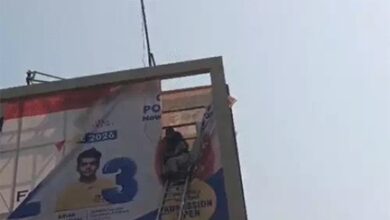 35 फीट ऊंचाई पर फंसी युवती, रायपुर में रोकी गई भीड़