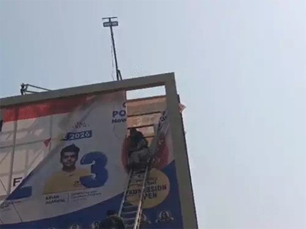 35 फीट ऊंचाई पर फंसी युवती, रायपुर में रोकी गई भीड़