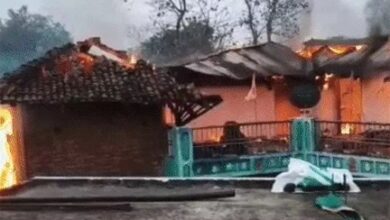 भयंकर हादसा: बिजली गिरने से बेटे की मौत, पिता झुलसे, मकान में आग