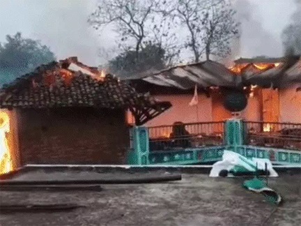 भयंकर हादसा: बिजली गिरने से बेटे की मौत, पिता झुलसे, मकान में आग