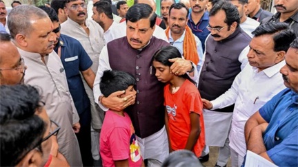 जबलपुर हादसा: मुख्यमंत्री मोहन यादव ने रोते बच्चों और परिवारों से साझा किया दुख जबलपुर हादसा: मुख्यमंत्री मोहन यादव ने रोते बच्चों और परिवारों से साझा किया दुख