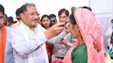 ’मुख्यमंत्री विष्णु देव साय ने हितग्राहियों को अपने हाथों से पहनाया नजर का चश्मा’