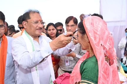 ’मुख्यमंत्री विष्णु देव साय ने हितग्राहियों को अपने हाथों से पहनाया नजर का चश्मा’ ’मुख्यमंत्री विष्णु देव साय ने हितग्राहियों को अपने हाथों से पहनाया नजर का चश्मा’