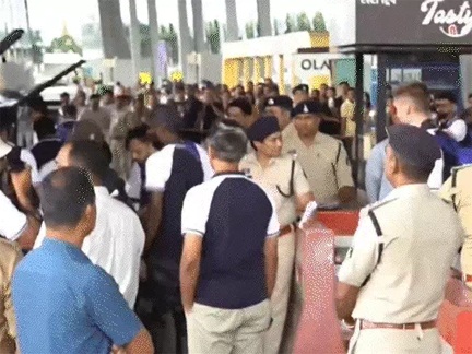 कप्तान हार्दिक के बगैर मुंबई इंडियन्स की टीम पहुंची कप्तान हार्दिक के बगैर मुंबई इंडियन्स की टीम पहुंची